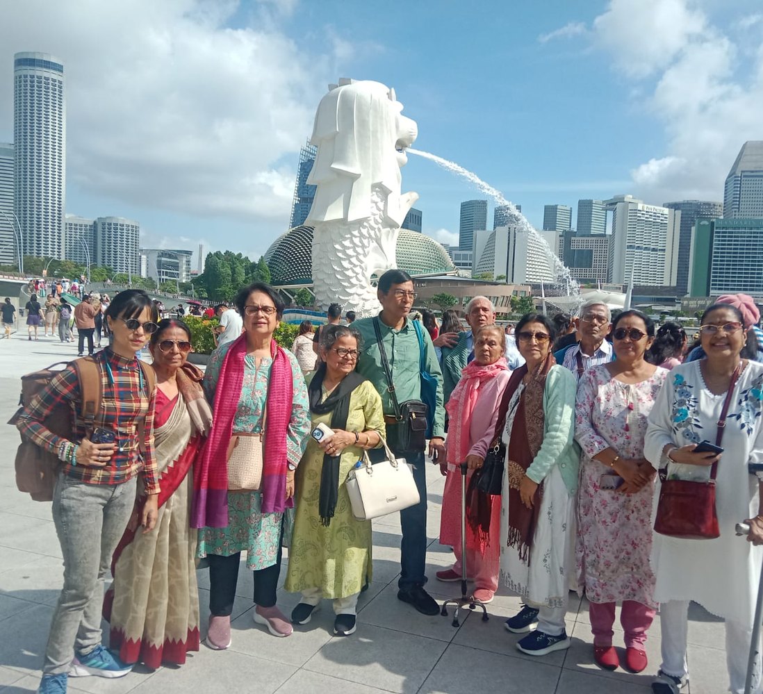Club Tribeca members on a senior group tour at the Merlion, Singapore